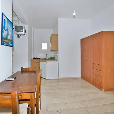 Ira & Studios Kamári